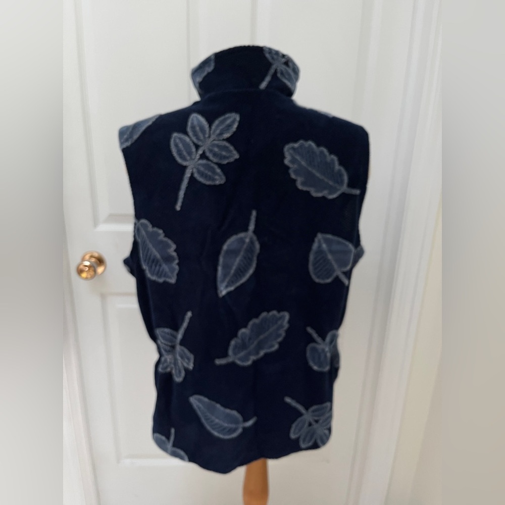 Robert Kitchen Canada VEST Size XL Blue with Leaves pattern. - Picture 4 of 8